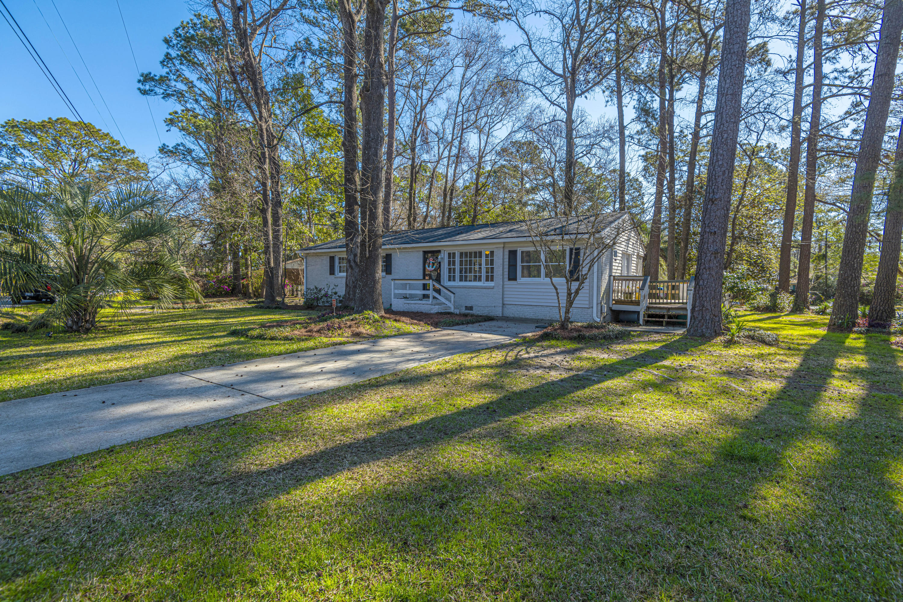 1639 Dogwood Road Charleston, SC 29414 - Photo 2 of 34 Front Right Far (2989)