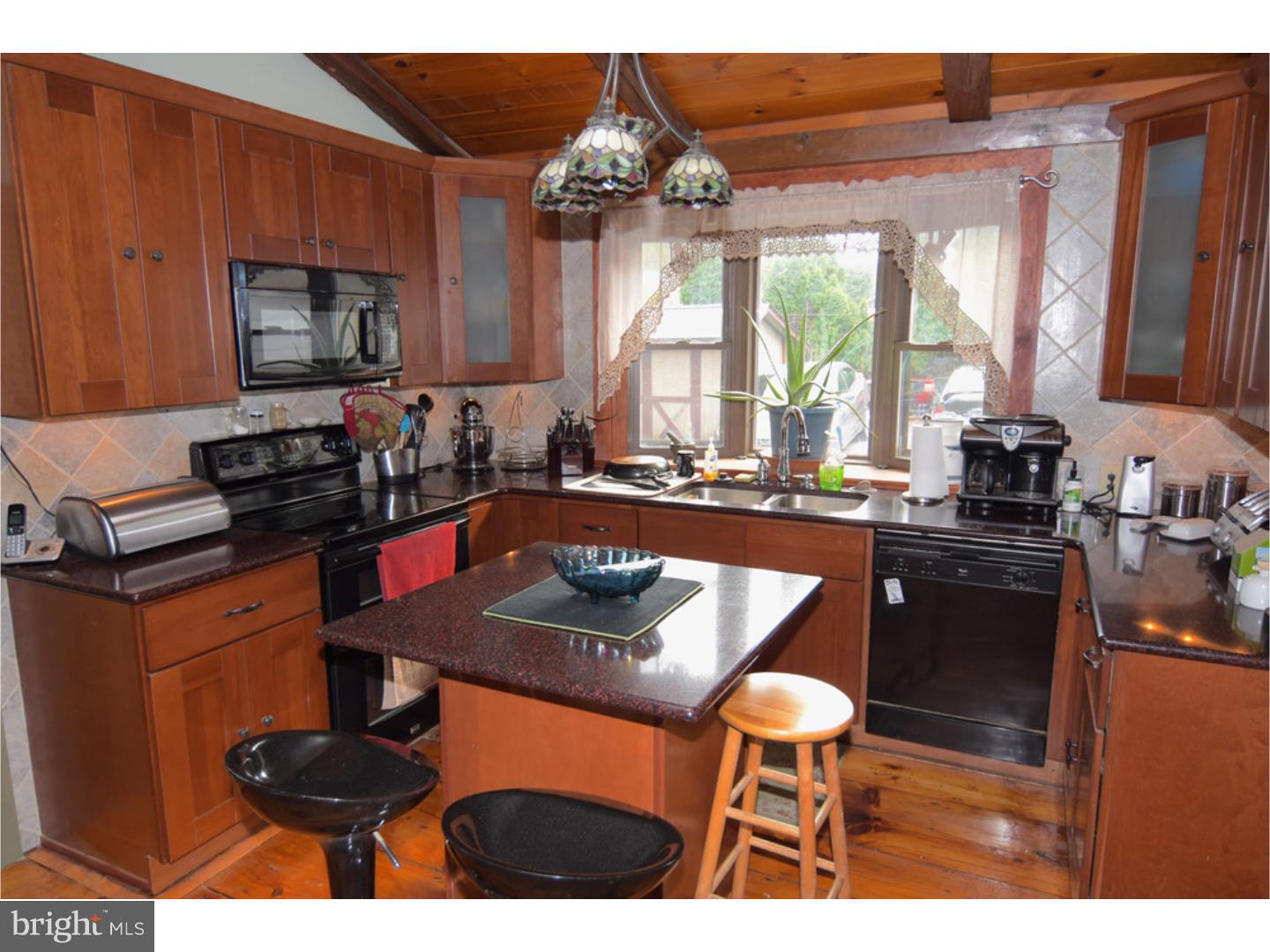 1012 Suburban Road Reading, PA 19605 - Photo 2 of 25