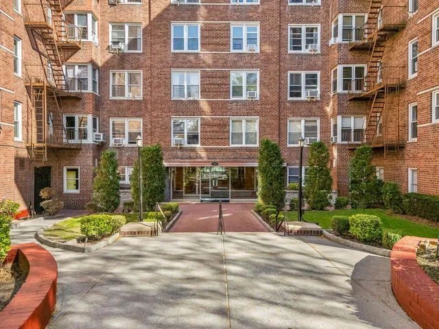 $760,000 | 9801 Shore Road, Unit 1J | Bay Ridge