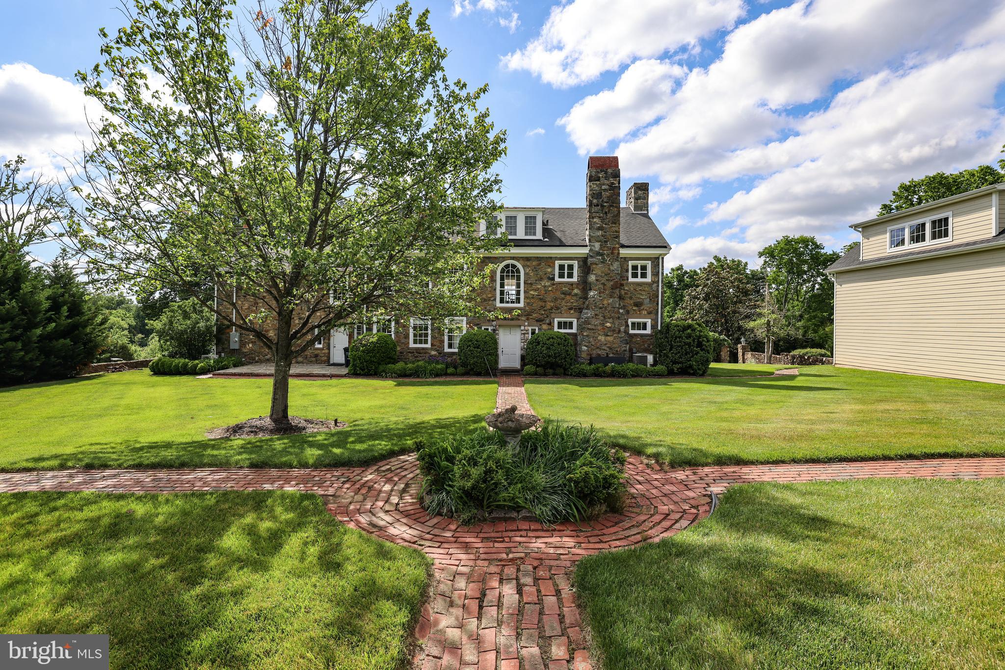 17781 Roxbury Hall Road Leesburg, VA 20175 - Photo 14 of 107 Courtyard view to the rear of the main residence
