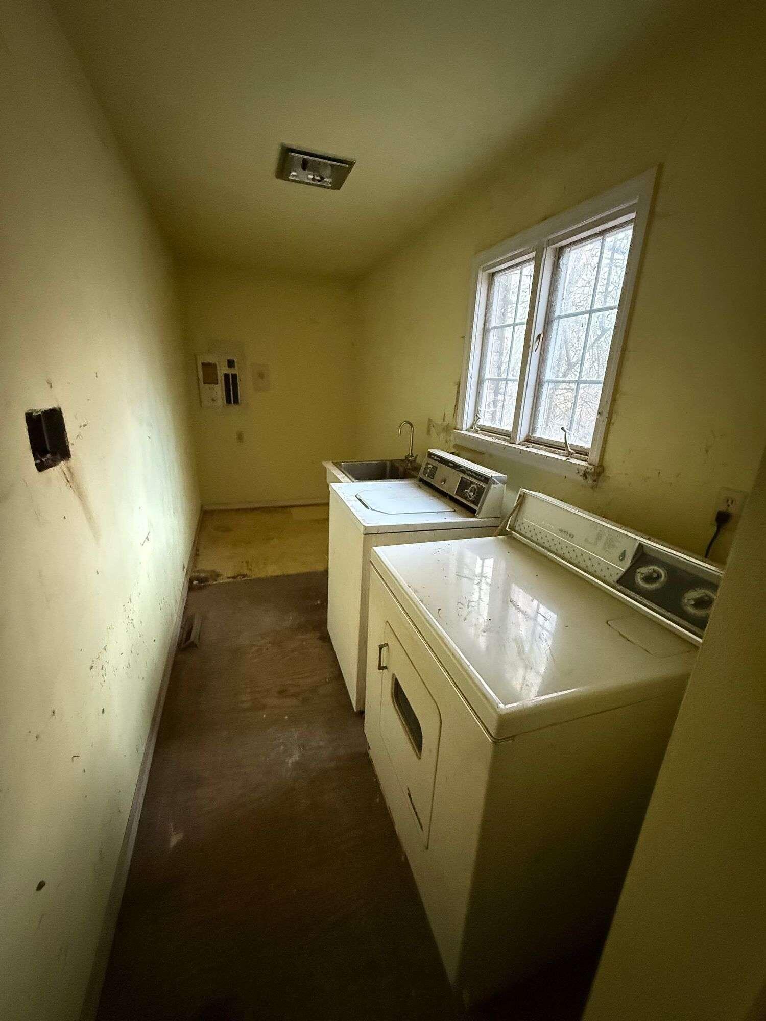 10021 Clay Street Crown Point, IN 46307 - Photo 20 of 30 a utility room with dryer and washer