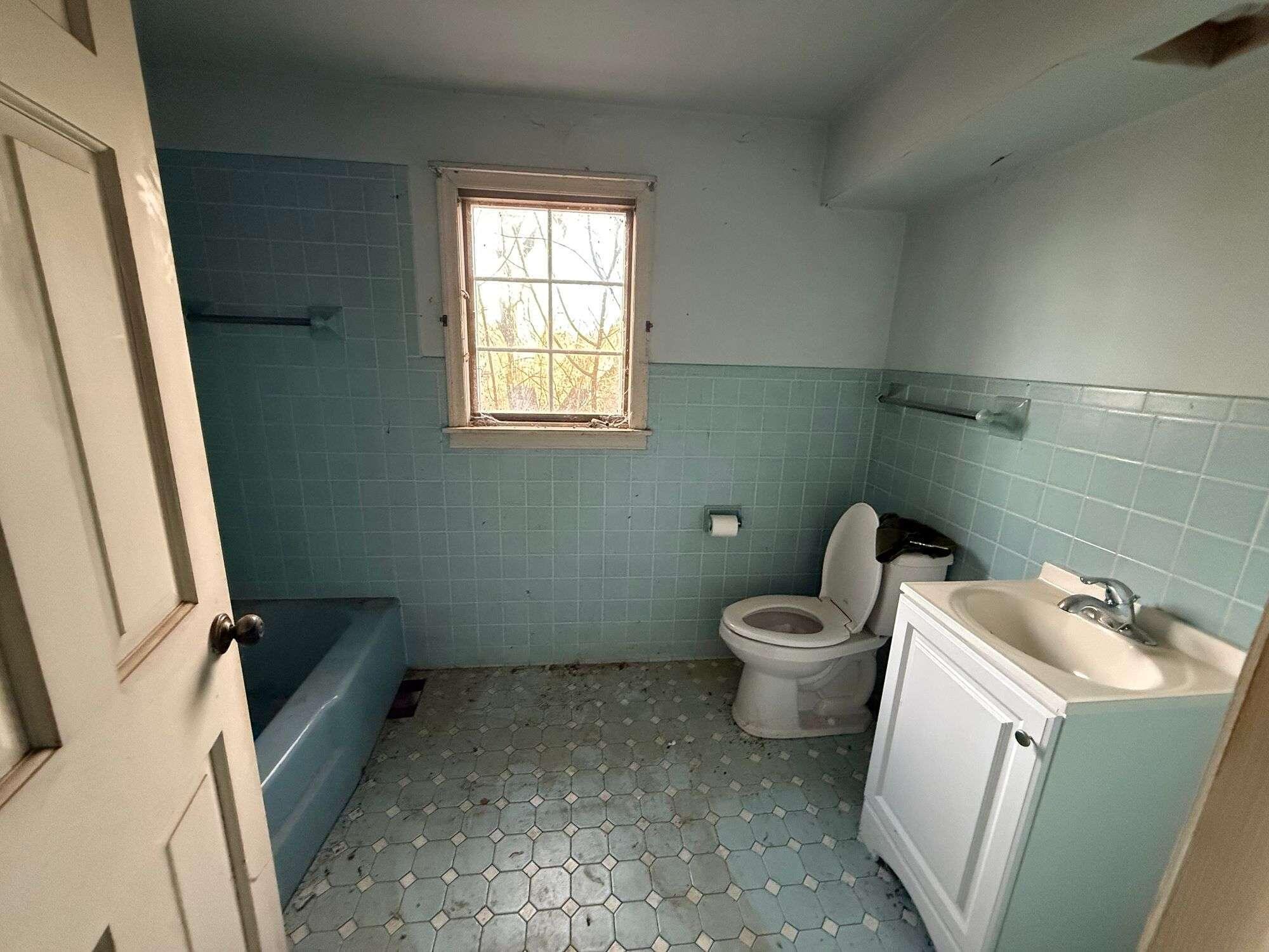 10021 Clay Street Crown Point, IN 46307 - Photo 27 of 30 a bathroom with a toilet sink and tub