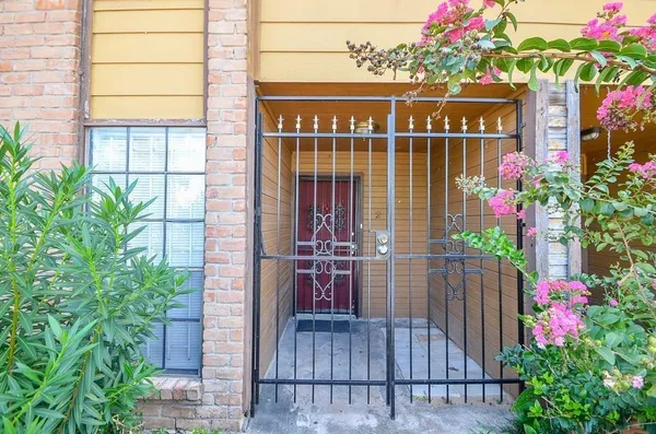 $1,200 | 9090 South Braeswood Boulevard, Houston, TX 77074