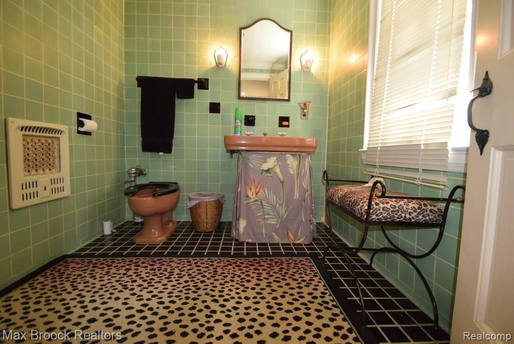 2195 West Maple Road Birmingham, MI 48009 - Photo 30 of 42 Upstairs bath