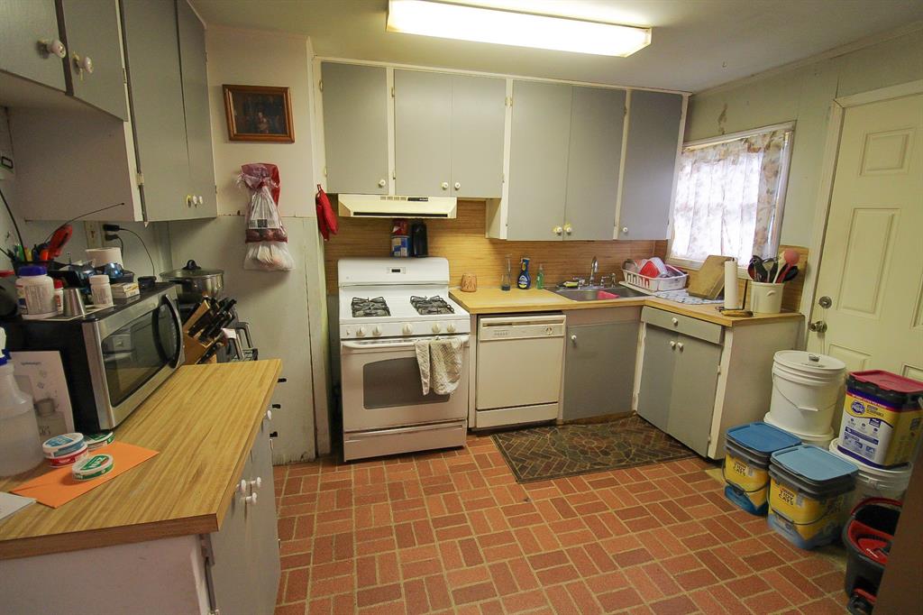204 Roosevelt Hooks, TX 75561 - Photo 6 of 11 a utility room with sink dryer and washer