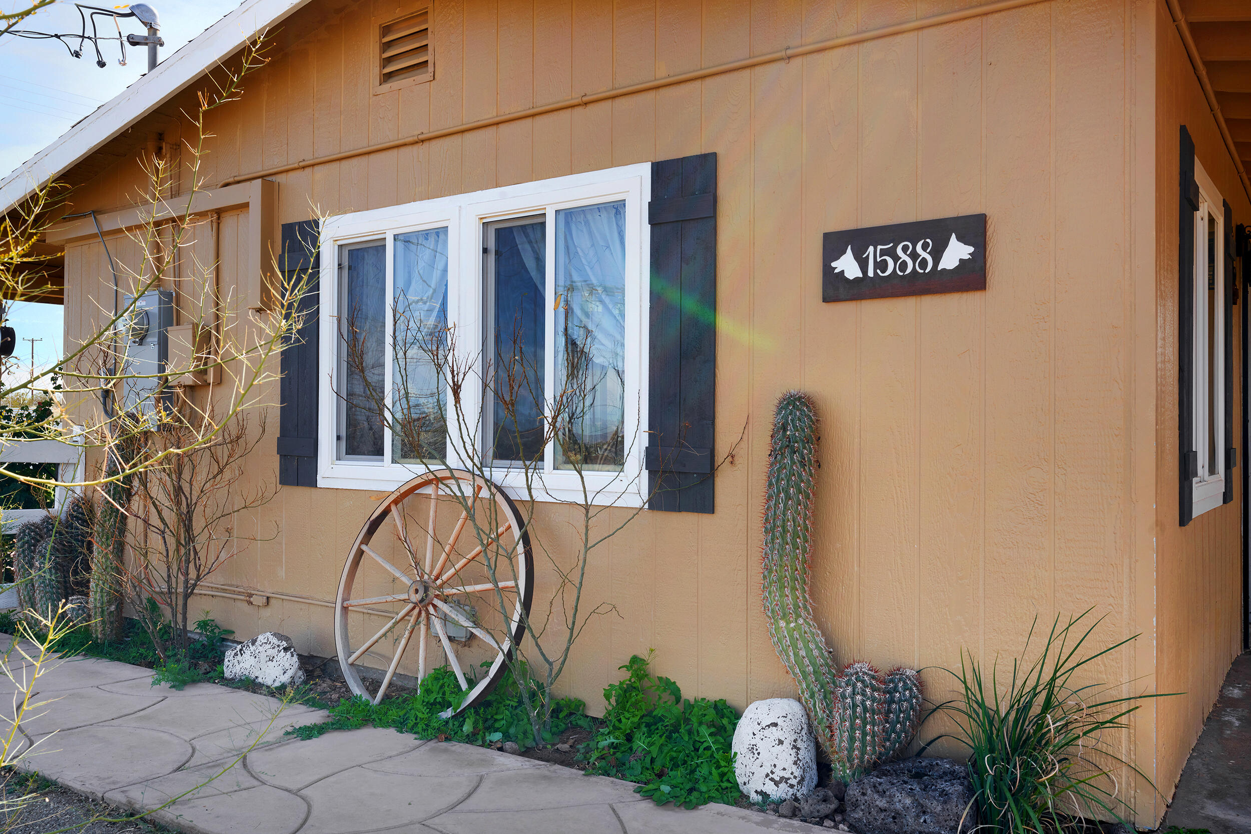1588 Old Woman Springs Road Yucca Valley, CA 92284 - Photo 3 of 37 a front view of a house with garden