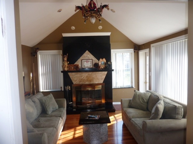 109 North Wolf Road Prospect Heights, IL 60070 - Photo 3 of 19 Gallery Image 3
