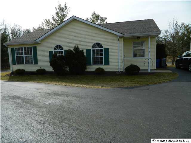 32 Ivy Ridge Close Freehold, NJ 07728 - Photo 1 of 3 Primary Photo