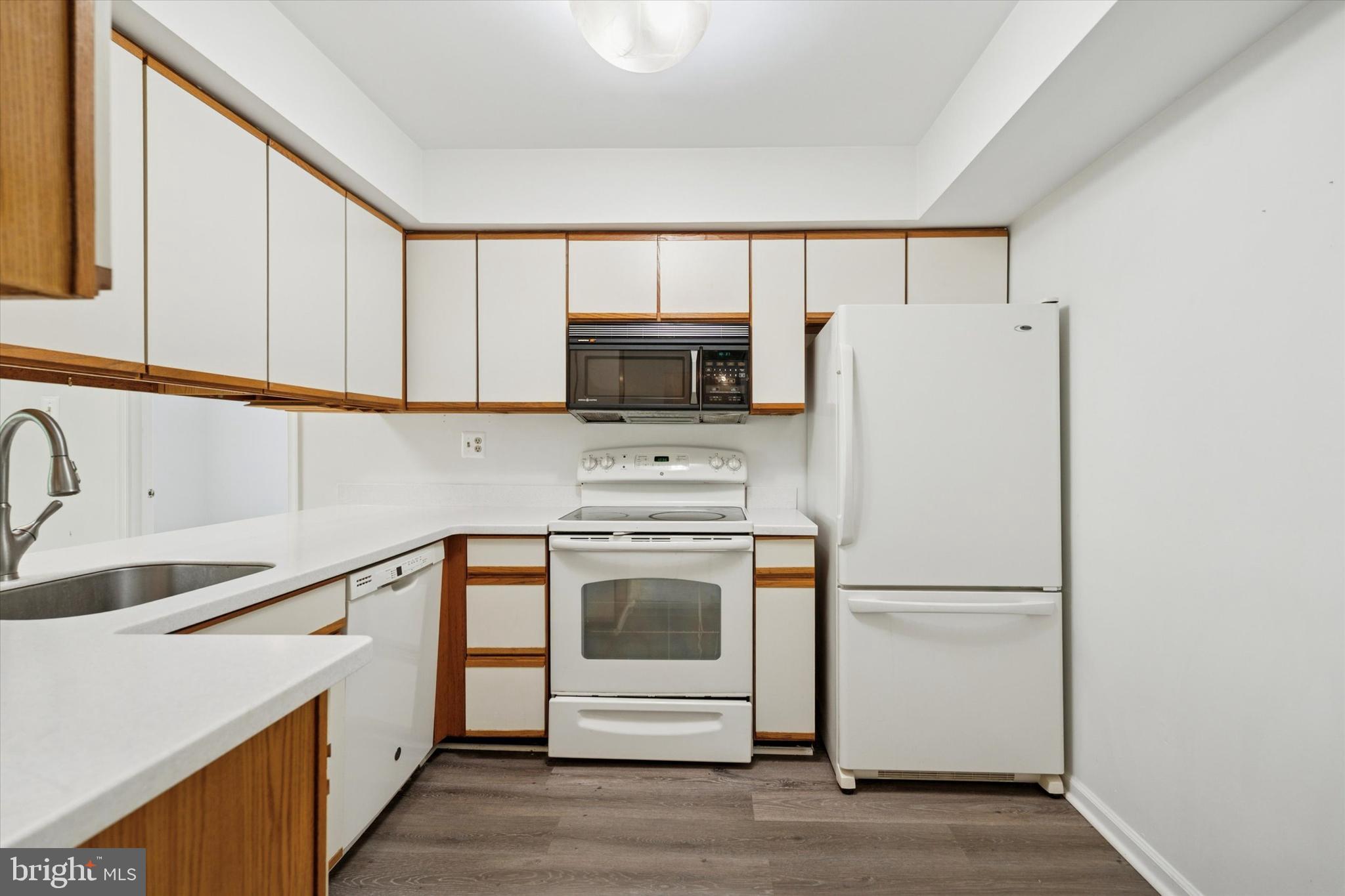 722 Washington Place, Unit 22 Chesterbrook, PA 19087 - Photo 6 of 19 Kitchen