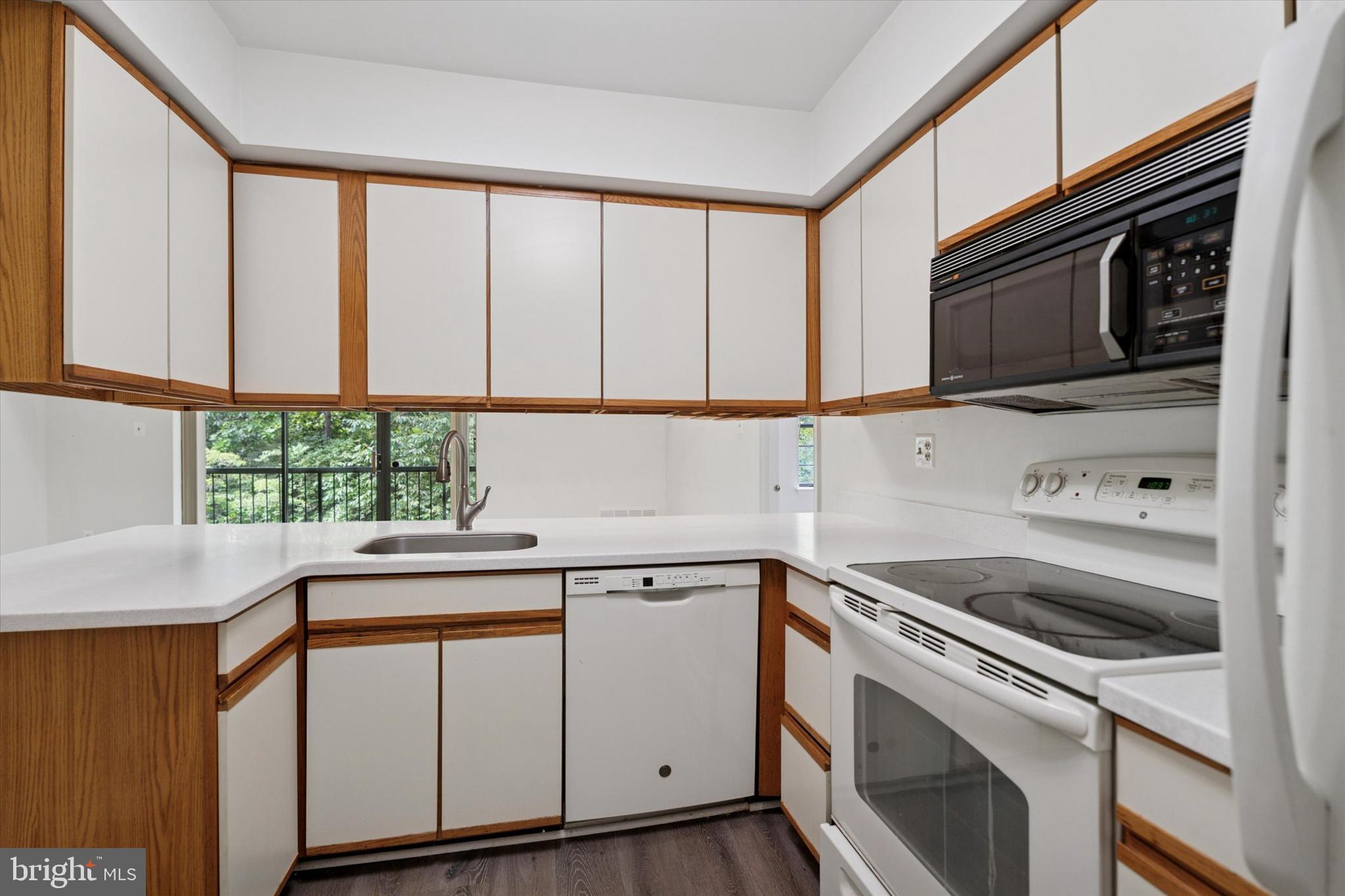 722 Washington Place, Unit 22 Chesterbrook, PA 19087 - Photo 7 of 19 Kitchen