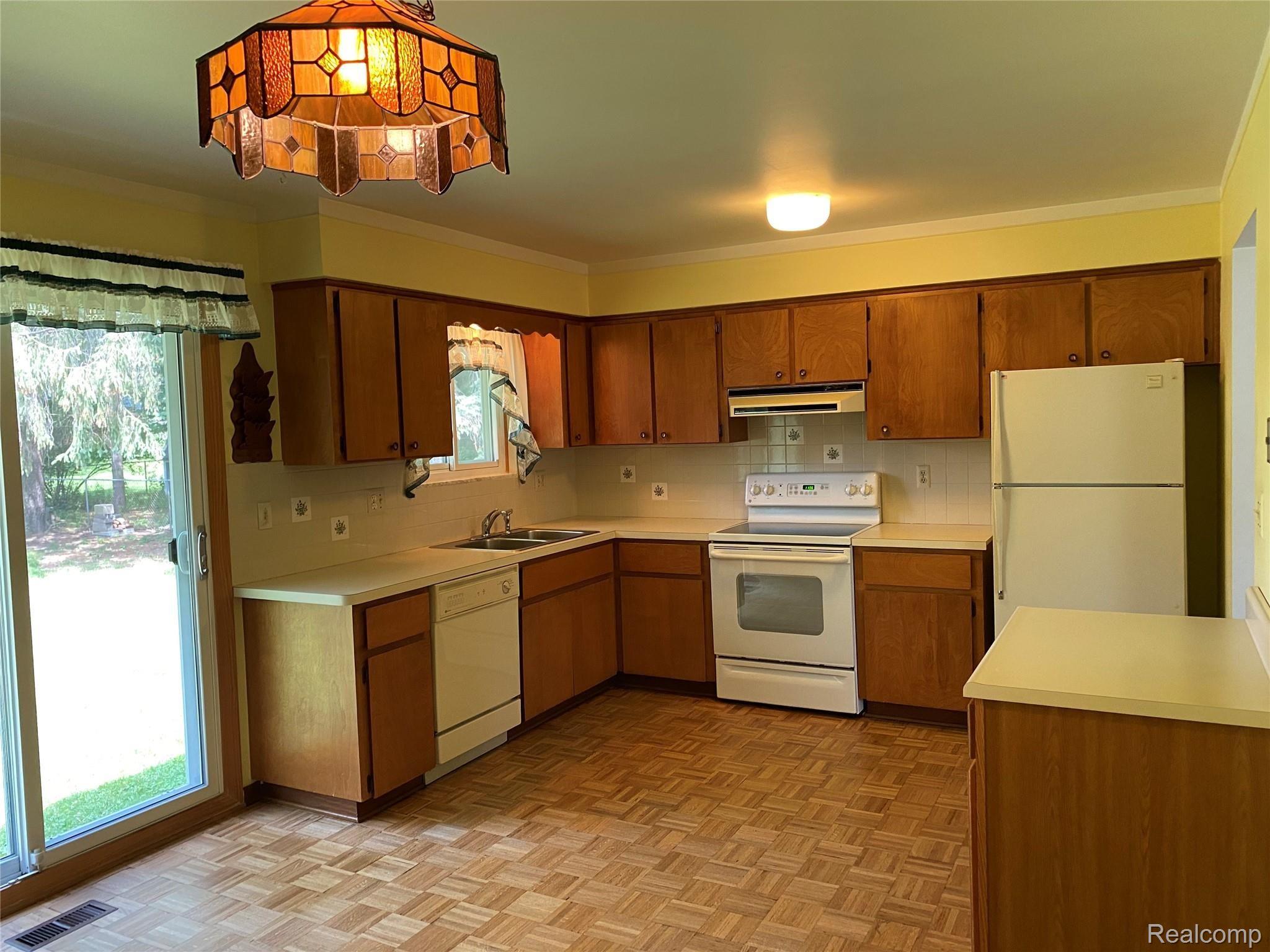 47449 Woodall Road Utica, MI 48317 - Photo 5 of 20 WA Kit2.jpg