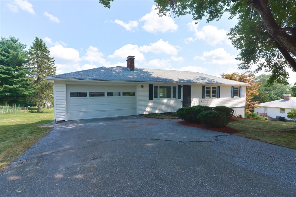 19 Ledgewood Road Framingham, MA 01701 - Photo 4 of 42 a front view of a house with garden