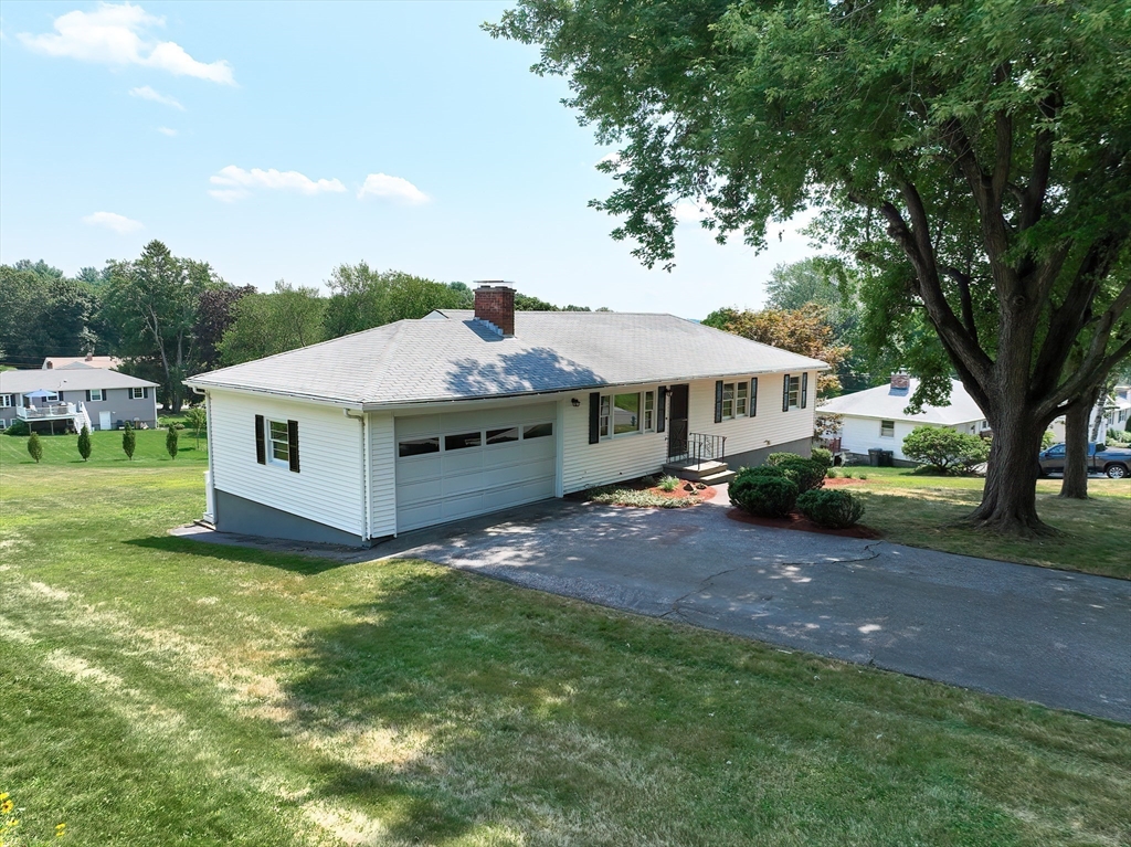 19 Ledgewood Road Framingham, MA 01701 - Photo 6 of 42 a front view of a house with garden