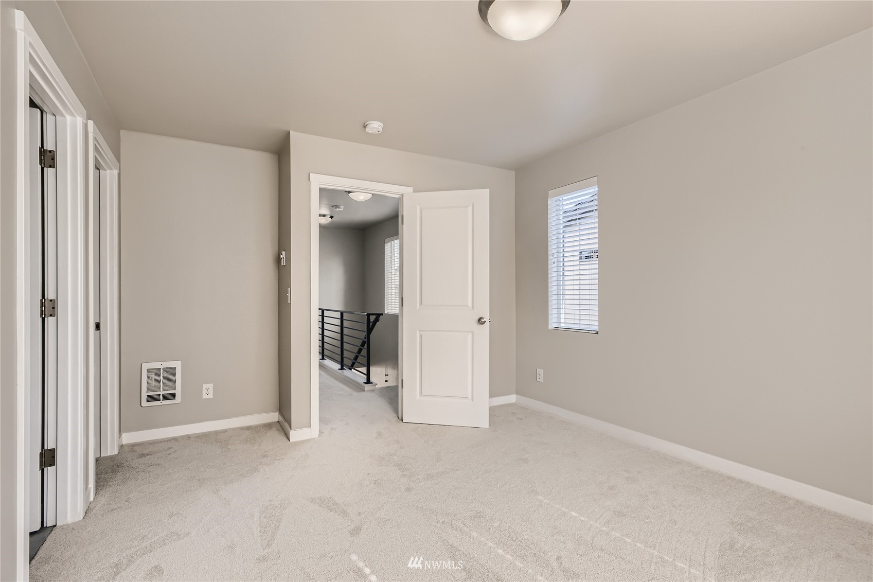 729 112th Street Southwest, Unit G1 Everett, WA 98204 - Photo 14 of 27 a view of a livingroom with a outdoor space
