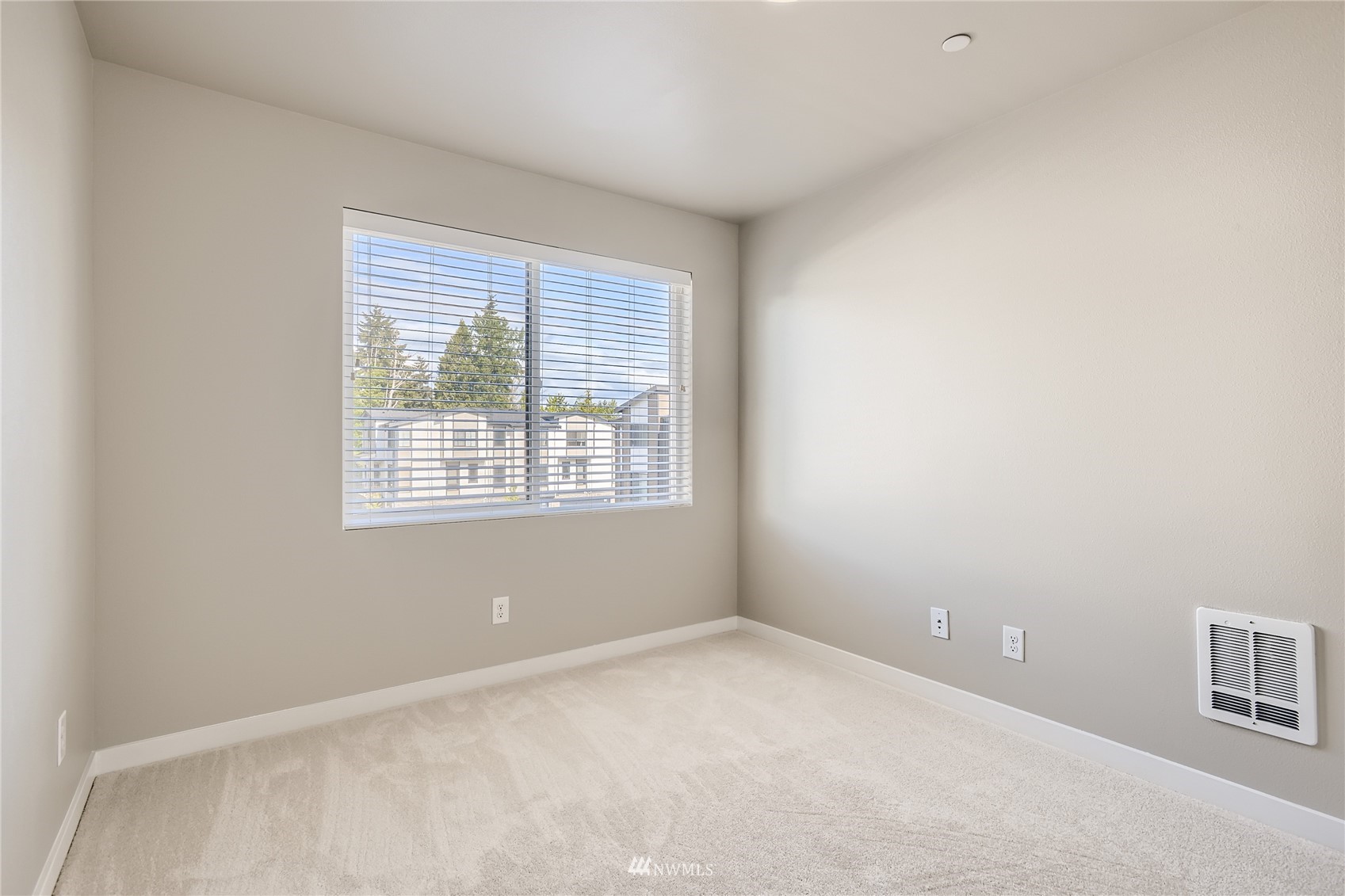 729 112th Street Southwest, Unit G1 Everett, WA 98204 - Photo 18 of 27 an empty room with a window