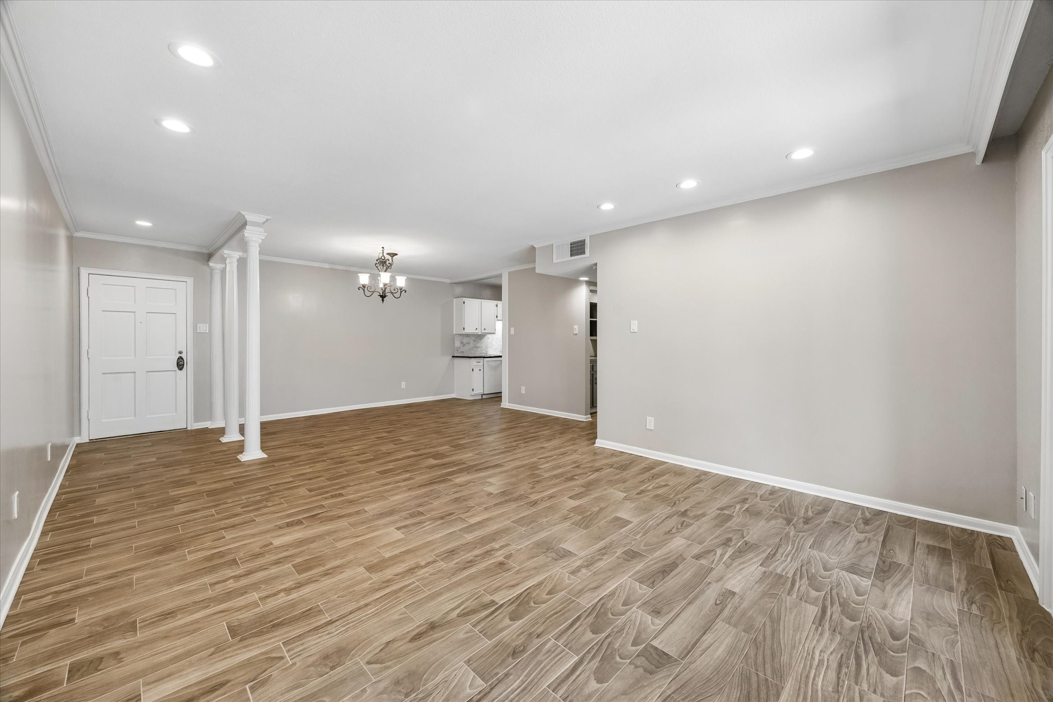 2230 South Piney Point Road, Unit 103 Houston, TX 77063 - Photo 4 of 28 Extra Spacious Living!