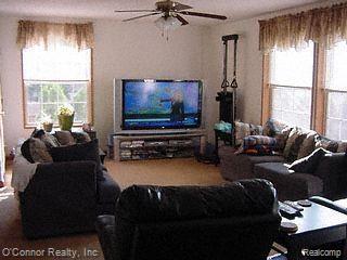 3484 Ravenswood Road Port Huron, MI 48060 - Photo 2 of 8 Spacious Living Room!
