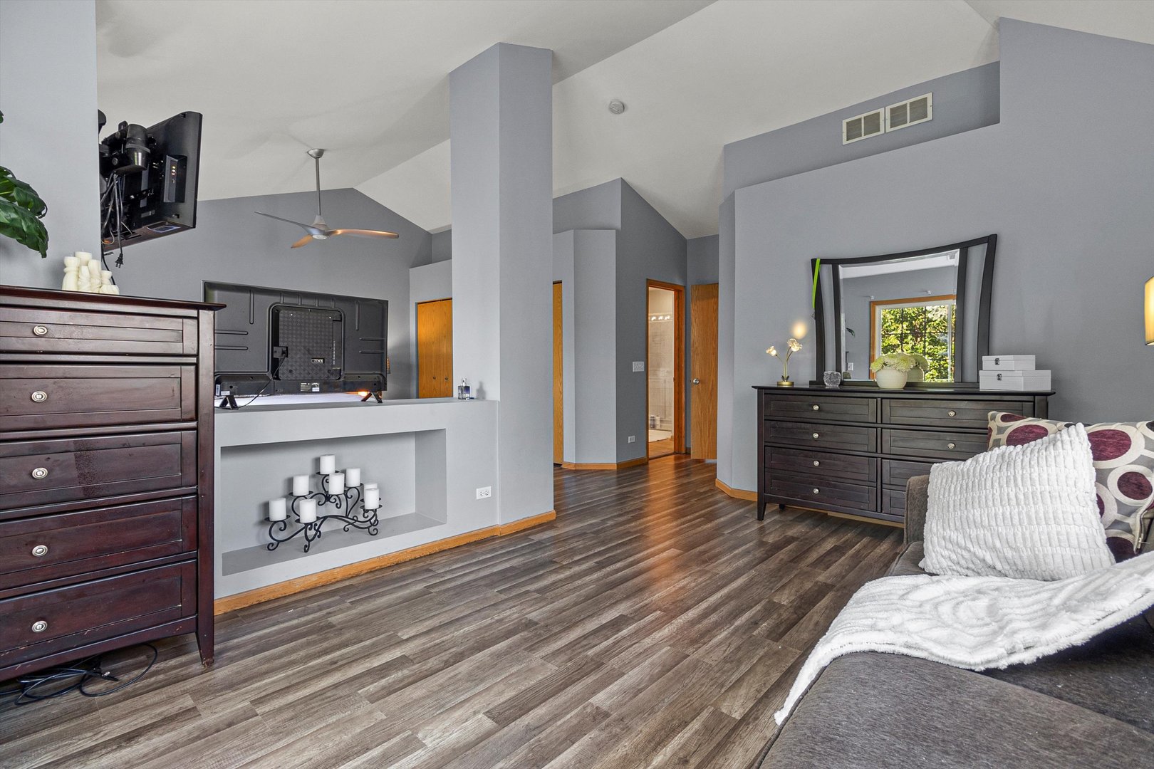 410 Bay Tree Circle Vernon Hills, IL 60061 - Photo 12 of 28 a living room with furniture and flat screen tv