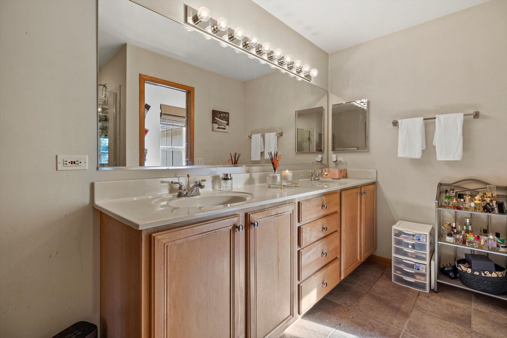 410 Bay Tree Circle Vernon Hills, IL 60061 - Photo 15 of 28 a bathroom with a double vanity sink and a mirror