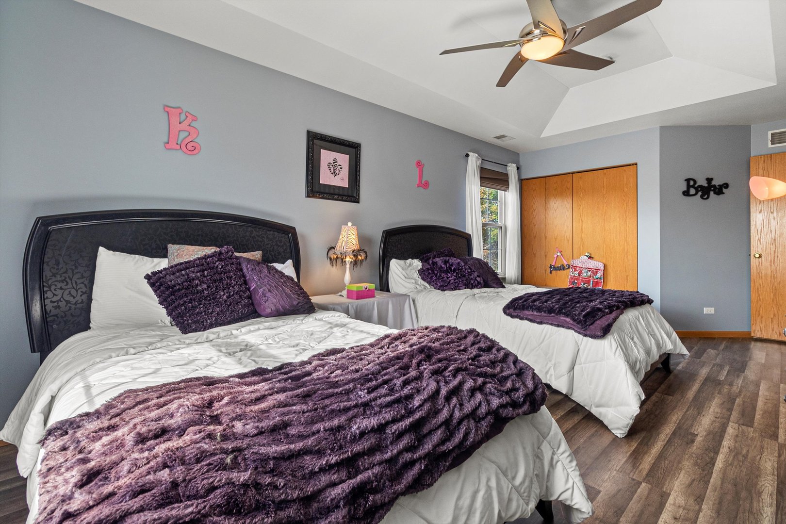 410 Bay Tree Circle Vernon Hills, IL 60061 - Photo 20 of 28 a bedroom with two beds and a chandelier