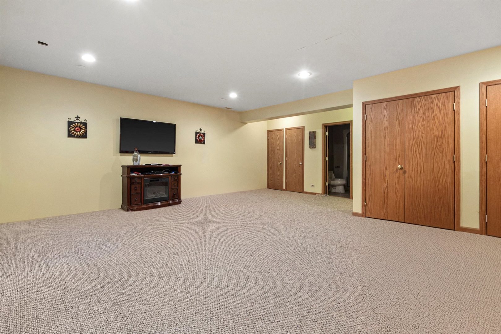 410 Bay Tree Circle Vernon Hills, IL 60061 - Photo 23 of 28 a view of empty room with a flat screen tv