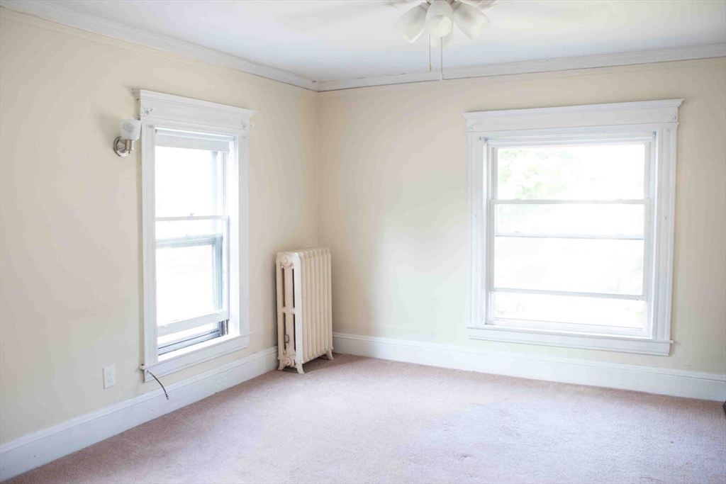 39 Sugarloaf Street, Unit 2 Deerfield, MA 01373 - Photo 6 of 7 an empty room with a window