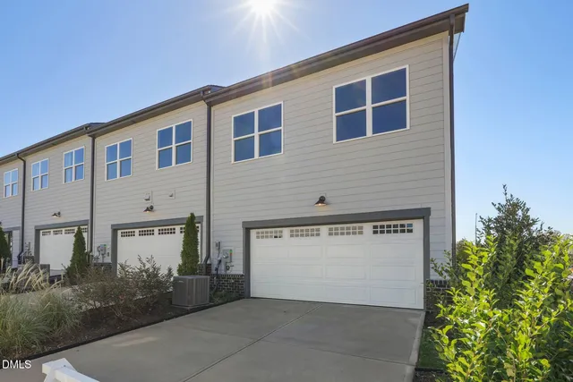 a view of a house with yard