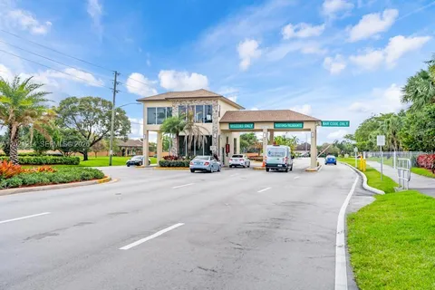 $279,000 | 300 Southwest 130th Terrace, Unit 110B, Pembroke Pines, FL 33027