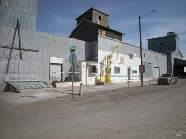$840,000 | 400 Railroad Street, Hazelton, ID 83335