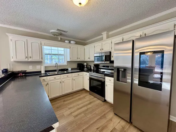 $235,000 | 10 Sherwood Street, Kingstree, SC 29556