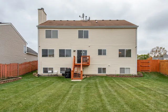 a view of a house with backyard and porch