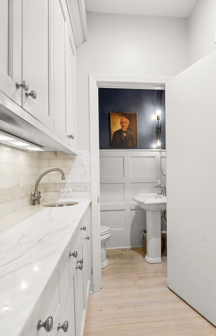 475 Cedar Street Winnetka, IL 60093 - Photo 14 of 46 a bathroom with sink and mirror