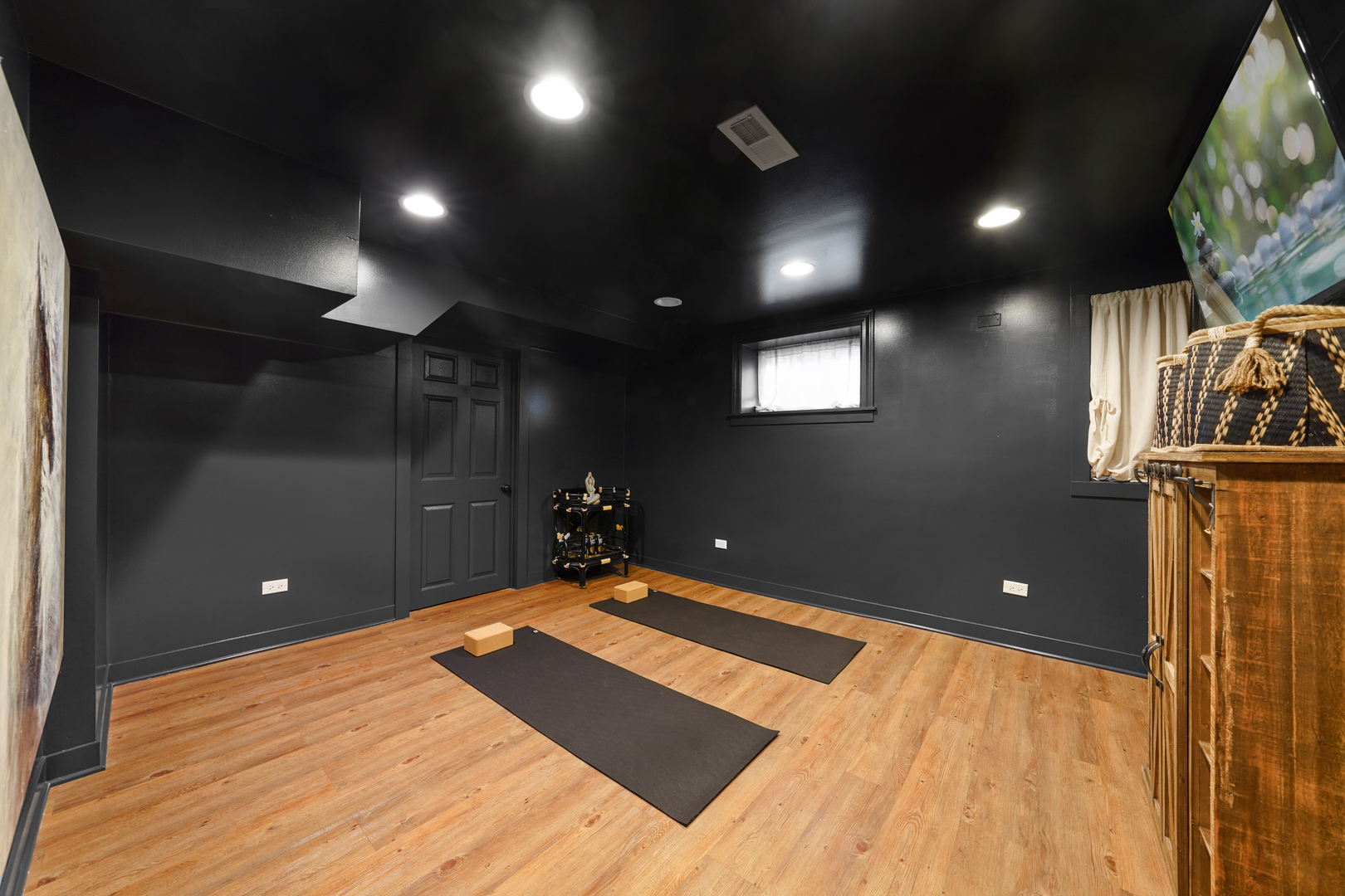 475 Cedar Street Winnetka, IL 60093 - Photo 37 of 46 a workspace with furniture and lamp