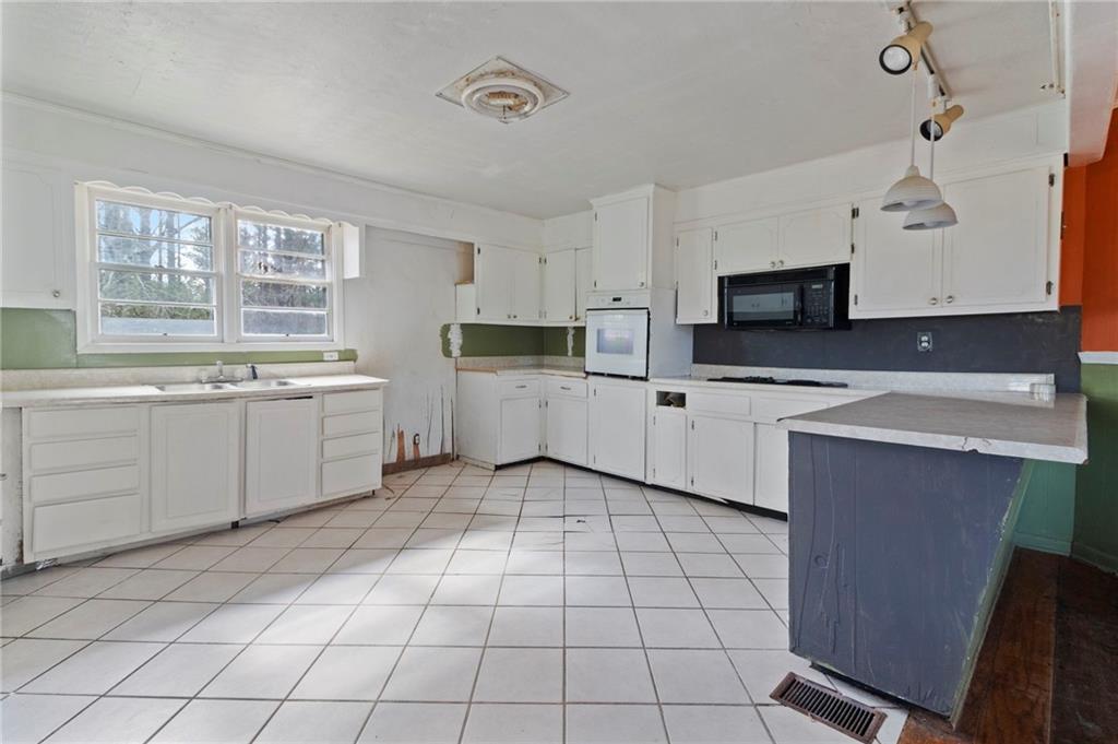 74 Hulsey Road Cedartown, GA 30125 - Photo 14 of 36 a kitchen with stainless steel appliances a sink window and cabinets