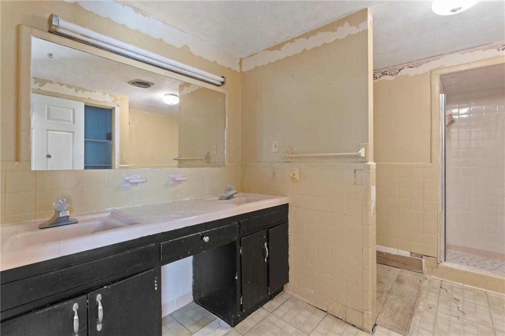 74 Hulsey Road Cedartown, GA 30125 - Photo 23 of 36 a bathroom with a sink and a mirror