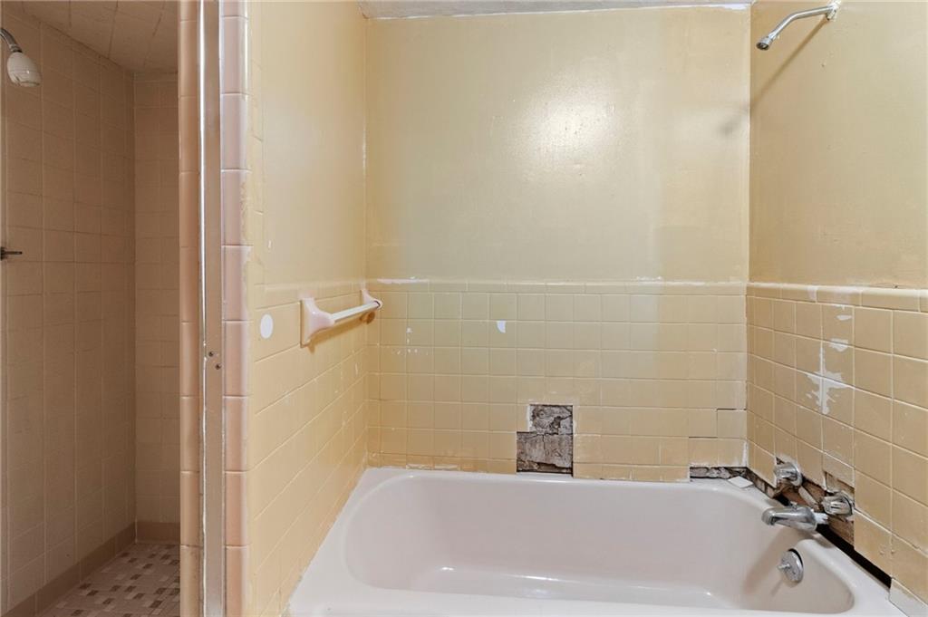 74 Hulsey Road Cedartown, GA 30125 - Photo 24 of 36 a bathroom with a bathtub