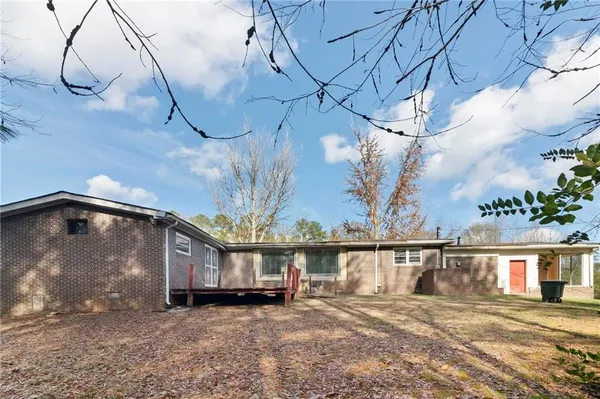 a view of a backyard