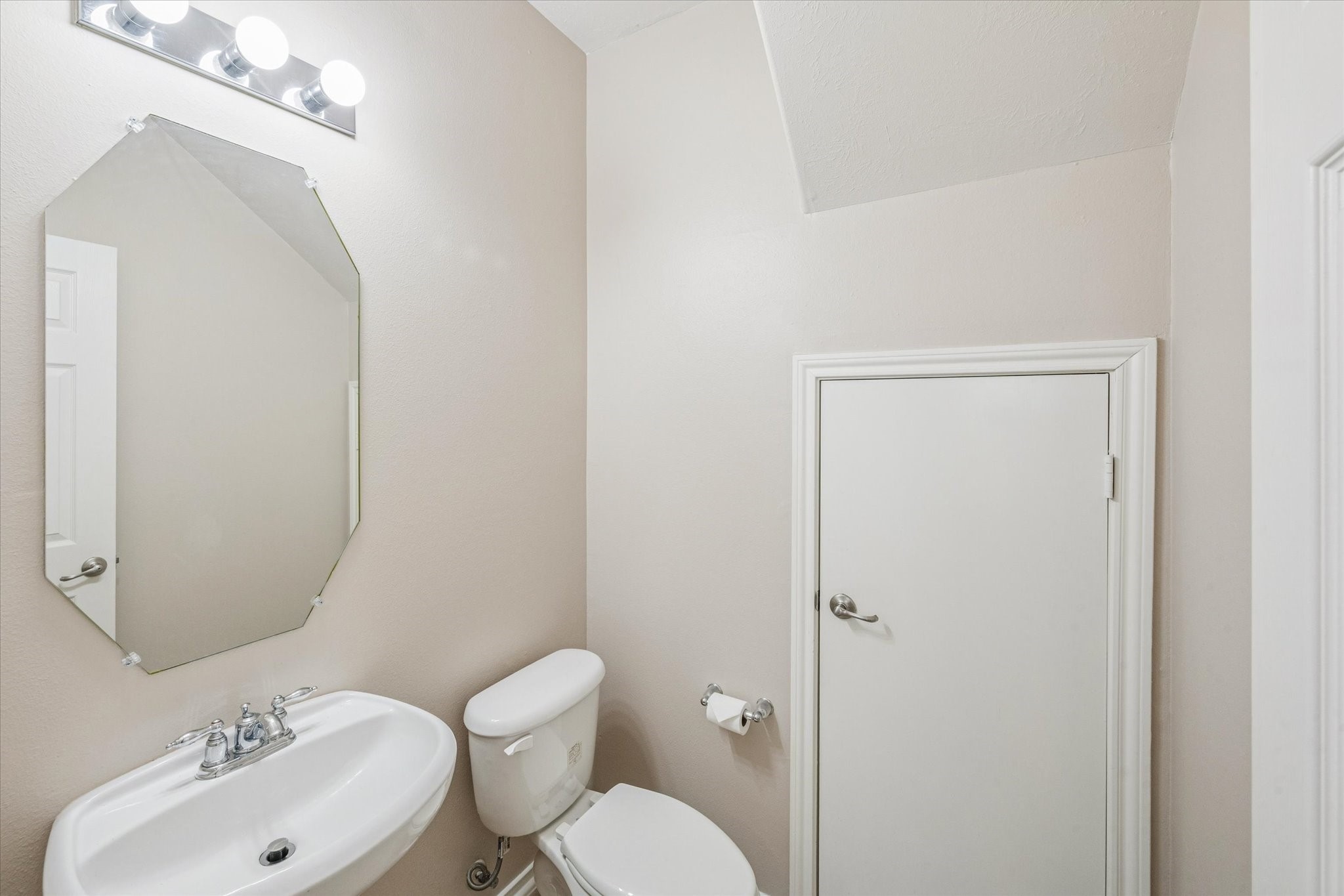 3206 Pearl Bluff Lane Houston, TX 77047 - Photo 10 of 20 a bathroom with a toilet sink and mirror