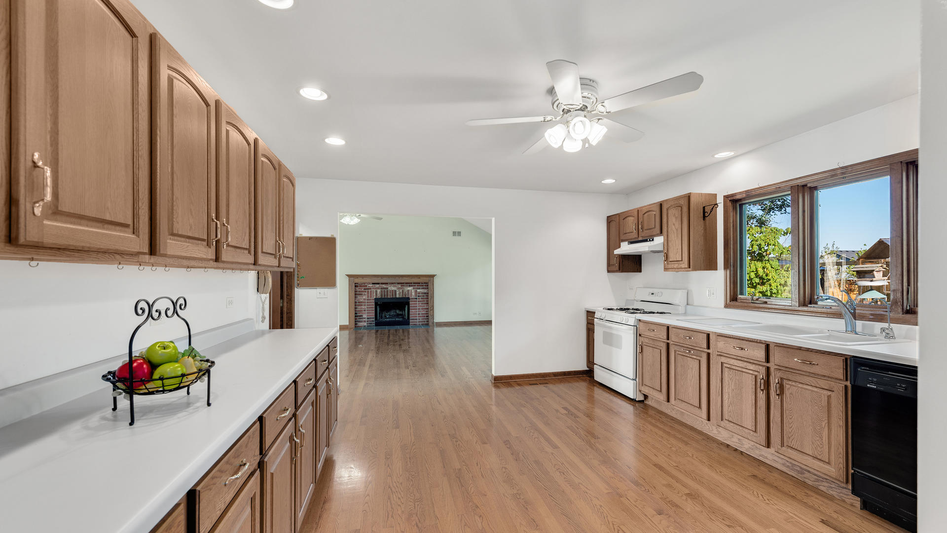 1015 East Thomas Road Wheaton, IL 60187 - Photo 12 of 28