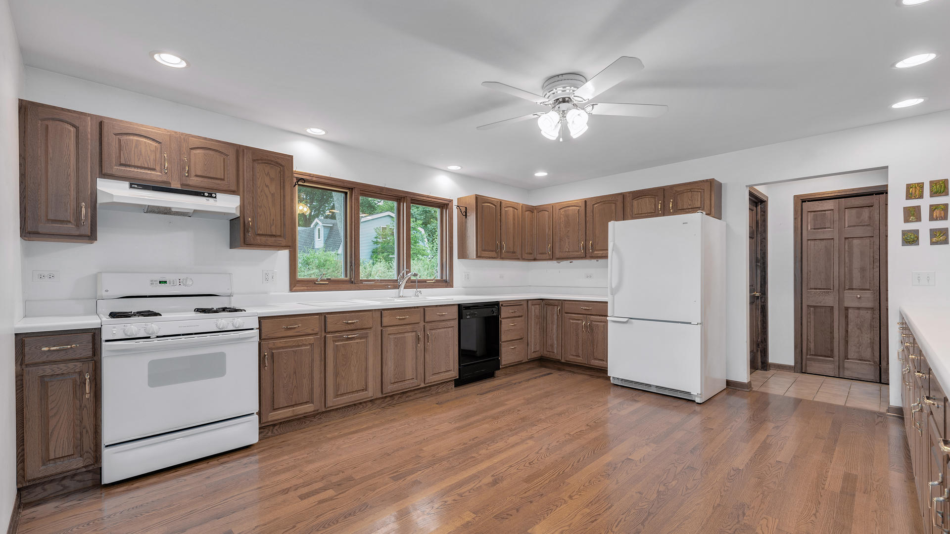 1015 East Thomas Road Wheaton, IL 60187 - Photo 13 of 28