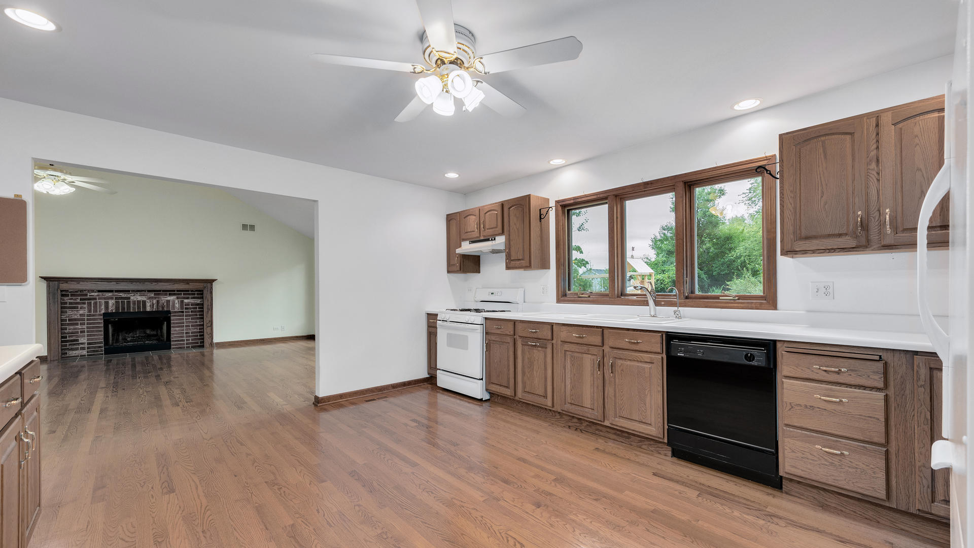 1015 East Thomas Road Wheaton, IL 60187 - Photo 14 of 28