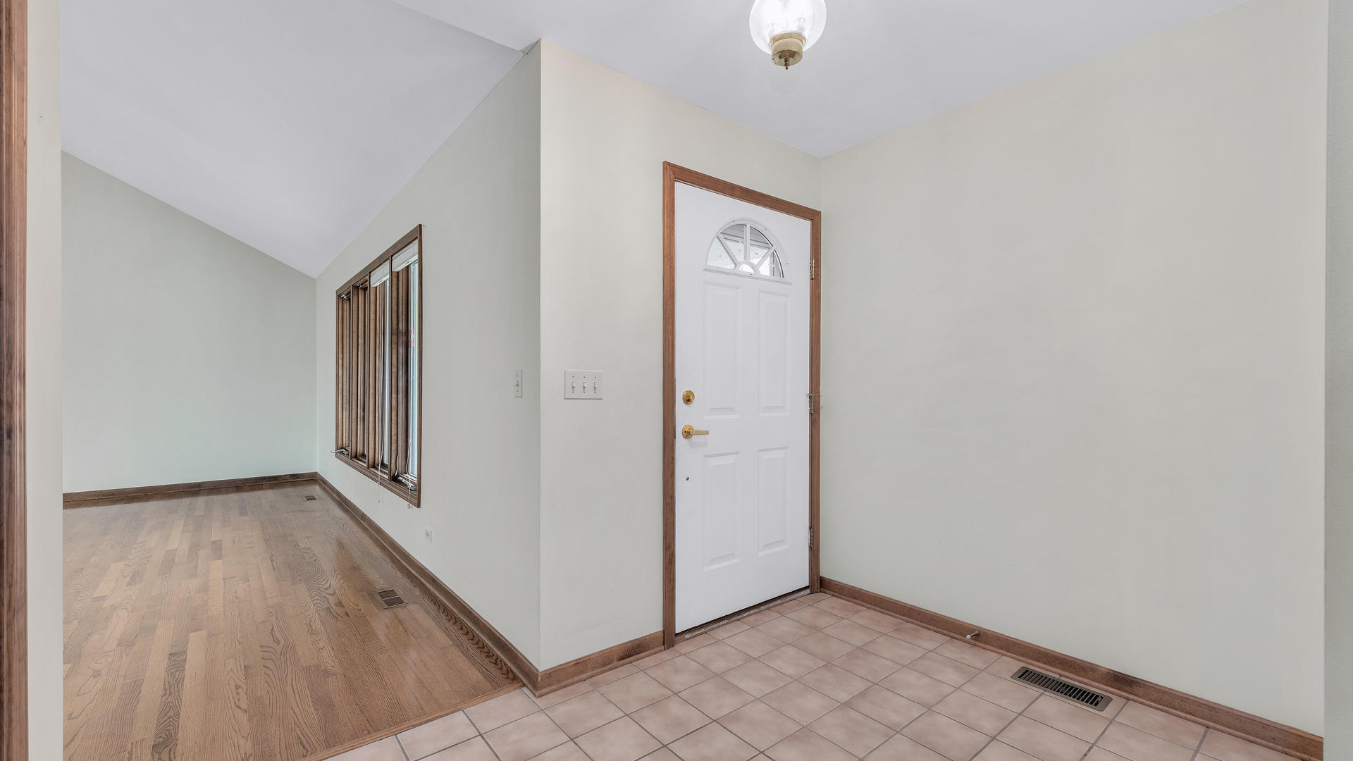 1015 East Thomas Road Wheaton, IL 60187 - Photo 3 of 28