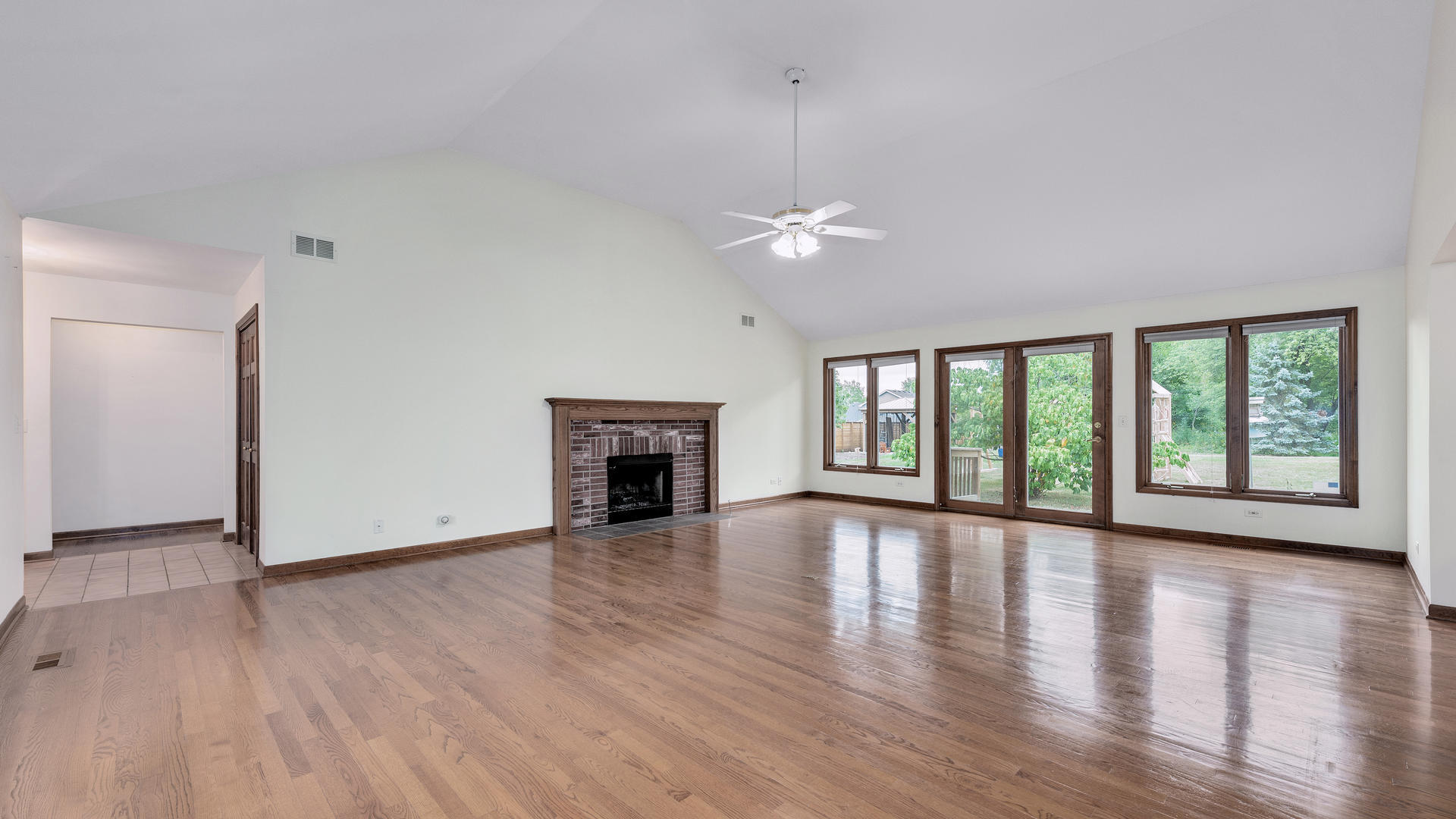 1015 East Thomas Road Wheaton, IL 60187 - Photo 7 of 28