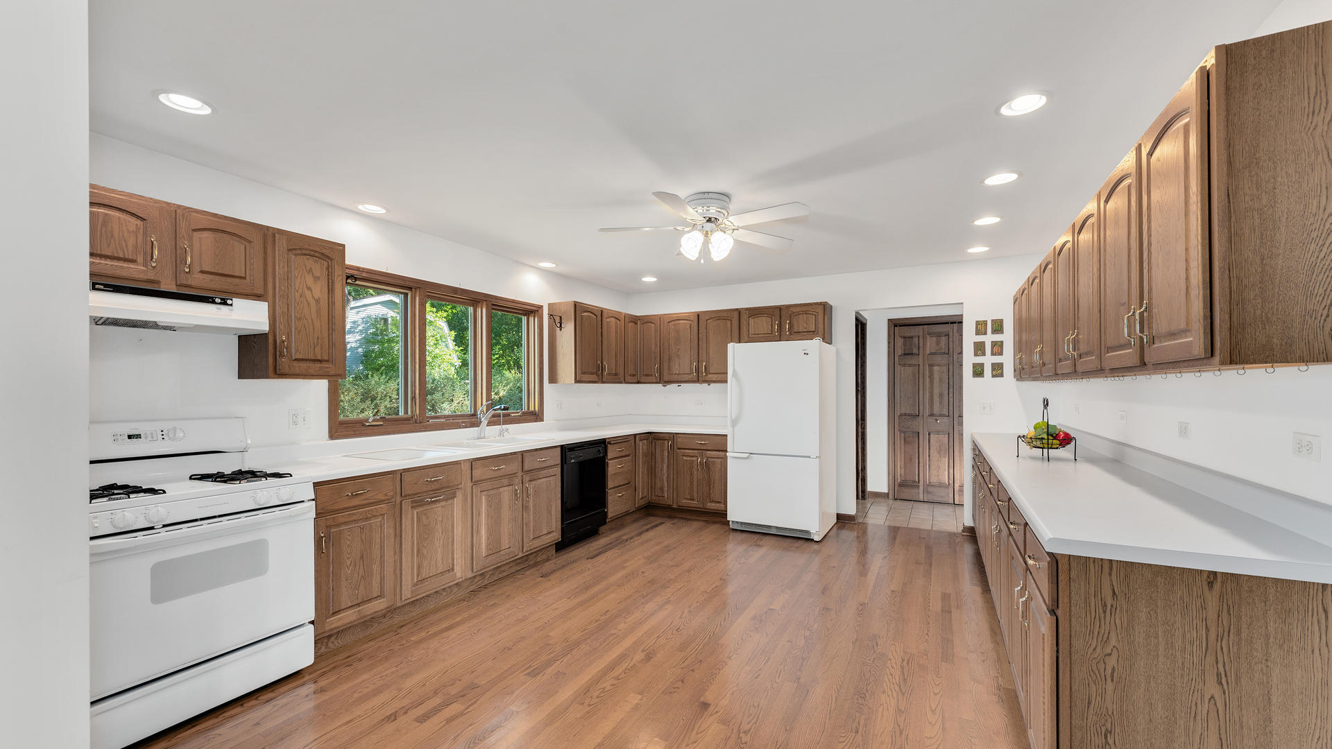 1015 East Thomas Road Wheaton, IL 60187 - Photo 10 of 28