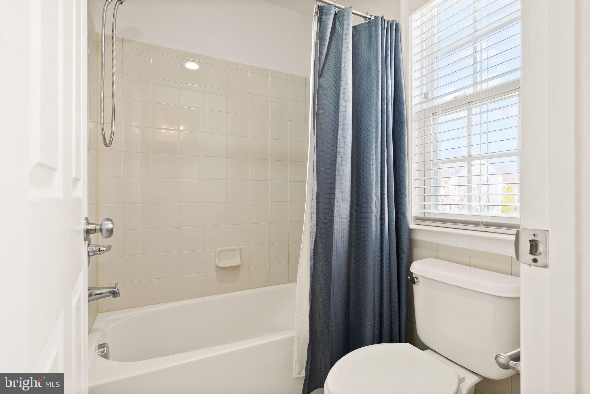 7722 Yalta Way Gainesville, VA 20155 - Photo 51 of 75 a bathroom with a toilet and a bathtub