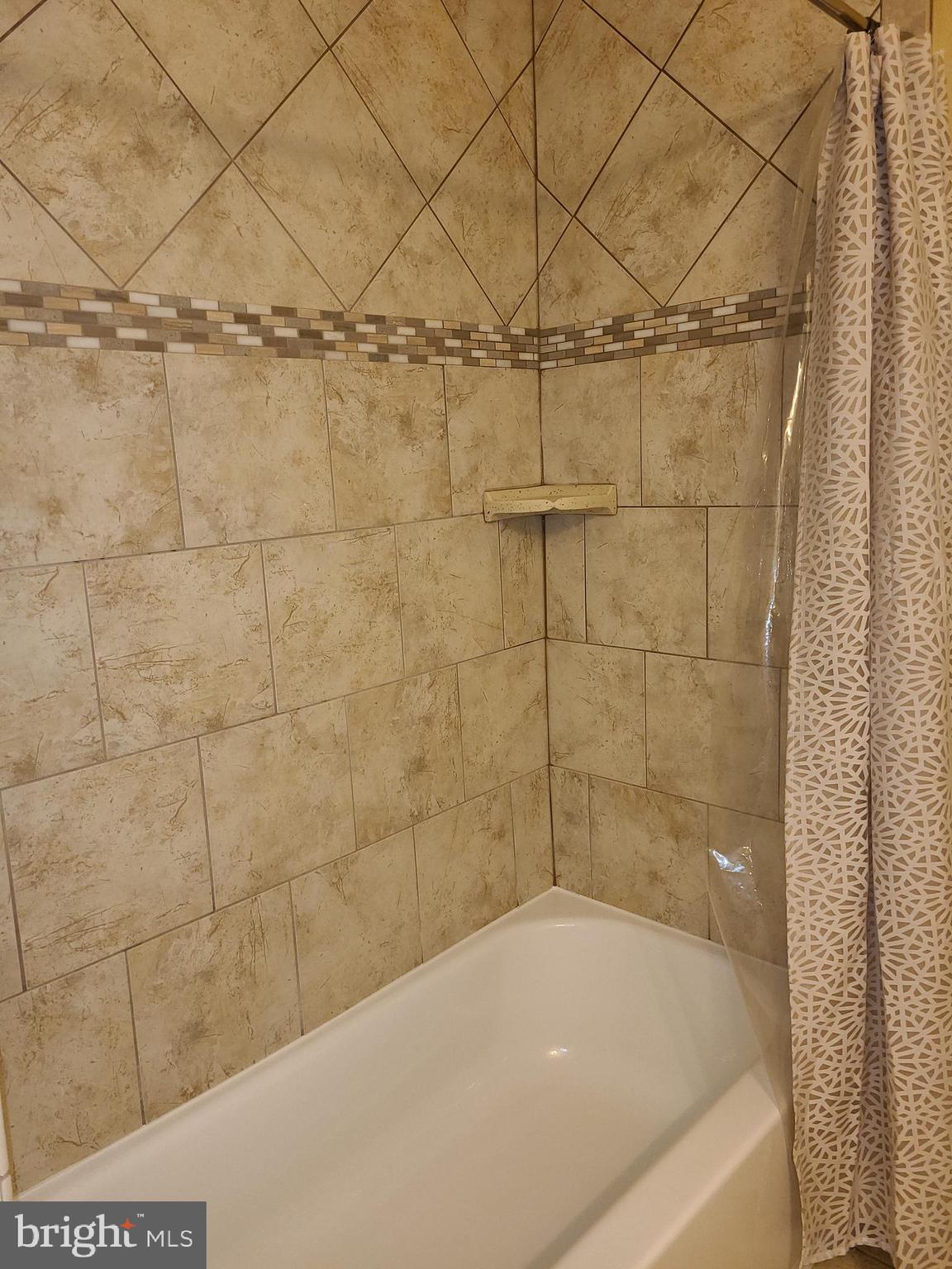4217 Thorncliff Road Baltimore, MD 21236 - Photo 16 of 35 Ceramic tile bath surround
