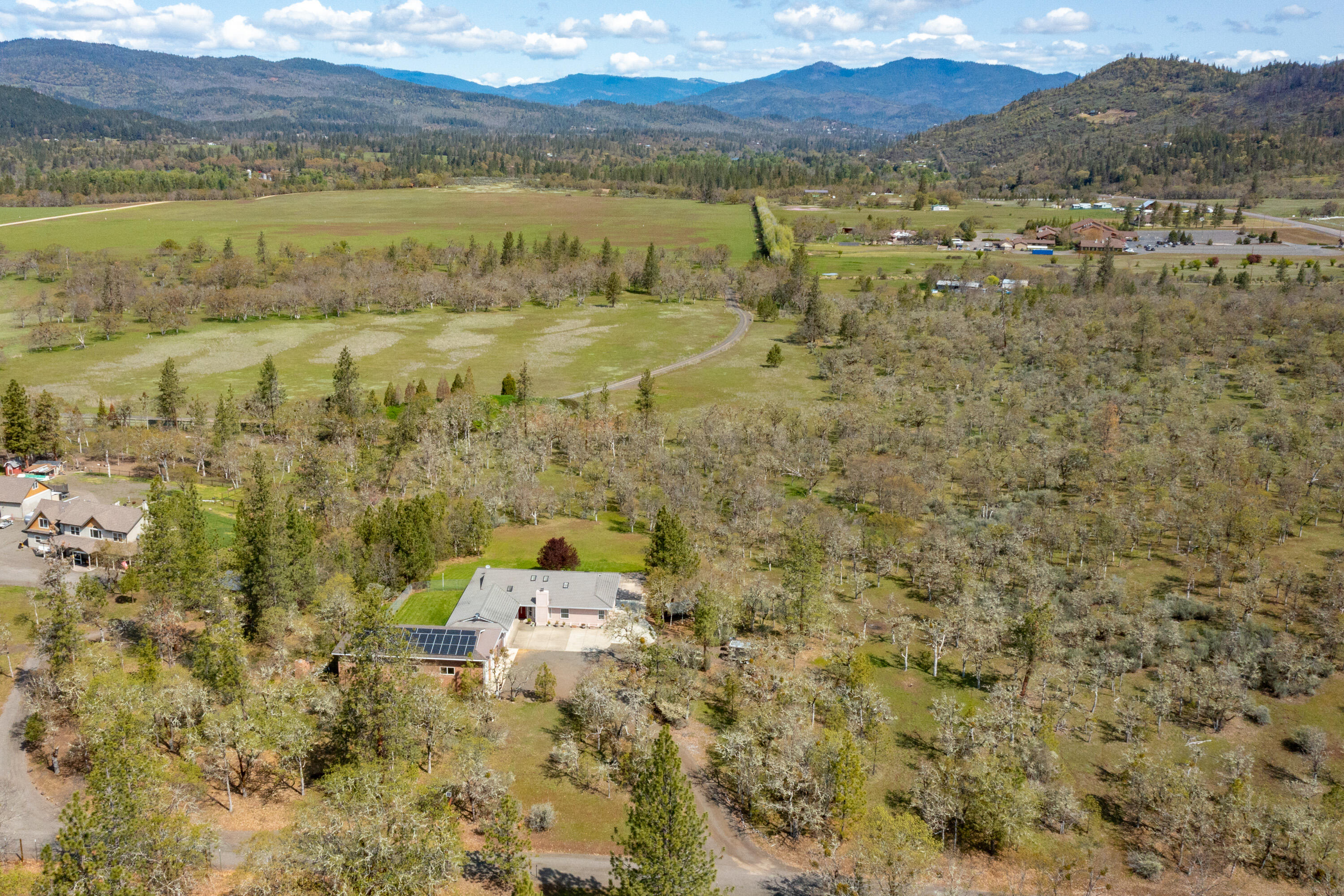 2703 Hammel Road Eagle Point, OR 97524 - Photo 5 of 65 HR(9)