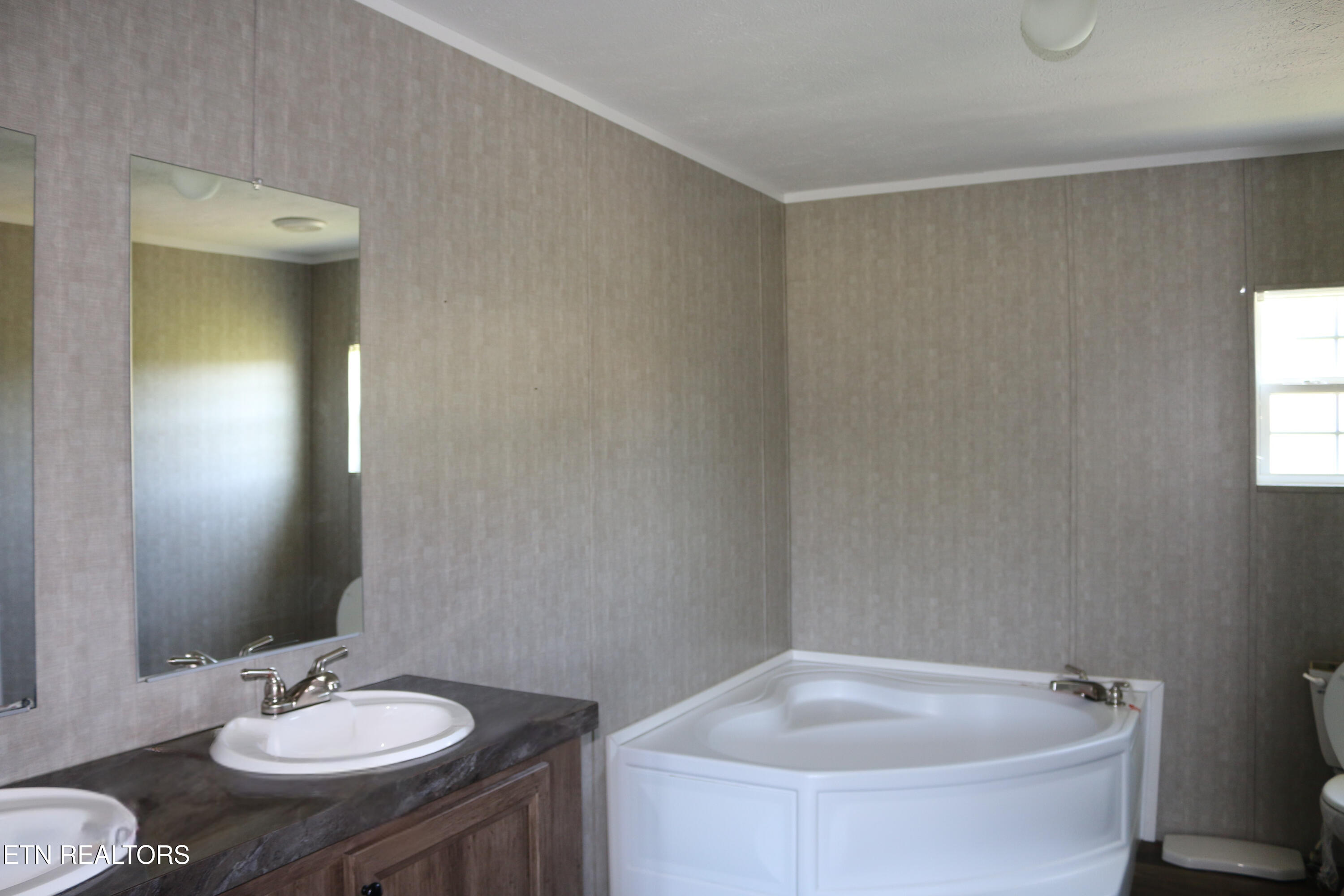 103 Meadow Brook Road Sweetwater, TN 37874 - Photo 17 of 30 Primary bathroom