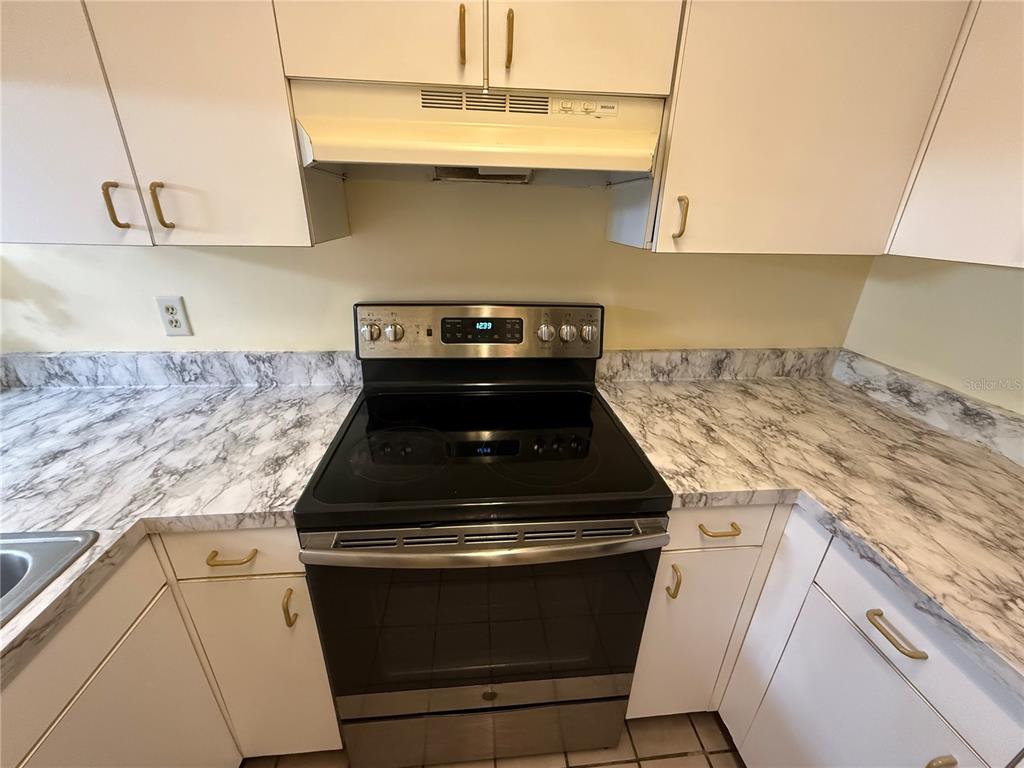 2735 Southwest 35th Place, Unit 1604 Gainesville, FL 32608 - Photo 8 of 25 a stove top oven sitting inside of a kitchen