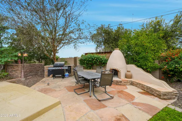 a view of a house with backyard and a area